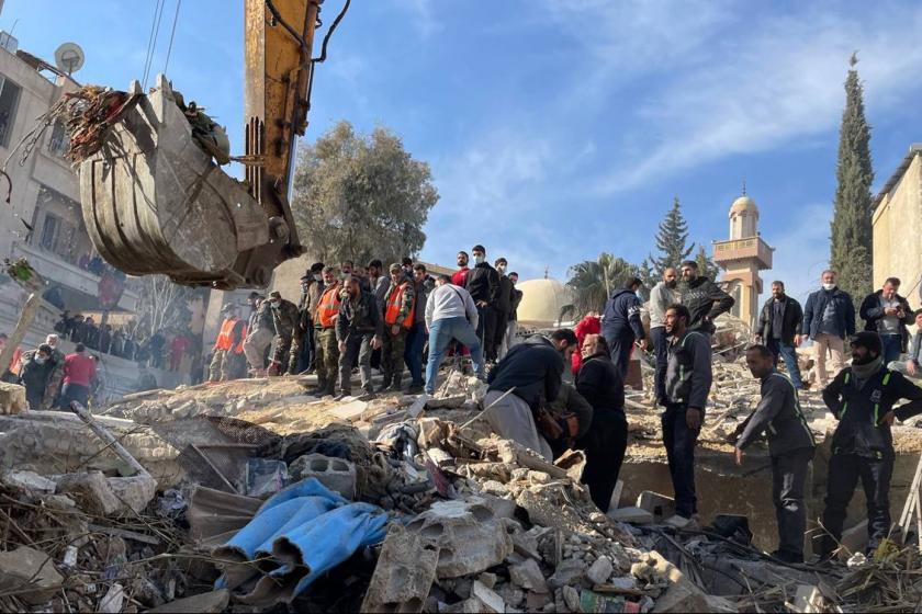 İran Devrim Muhafızları Ordusu mensubu 2 üst düzey askeri yetkilinin Suriye’nin başkenti Şam'ın Al Mazzeh bölgesinde, İsrail’in düzenlediği hava saldırısında hayatını kaybettiği bildirildi. Saldırı sonrası bölgede çalışma başlatıldı.