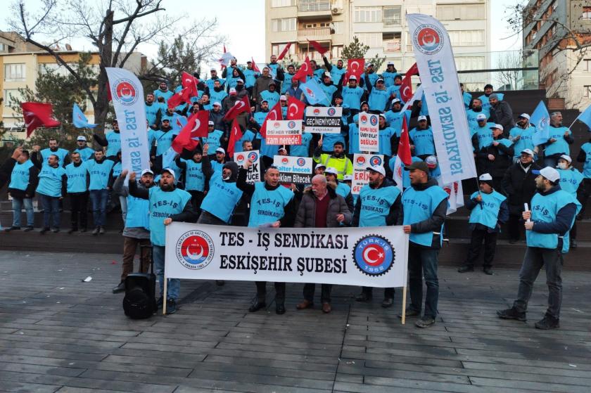 sendika yeleği giymiş onlarca işçi