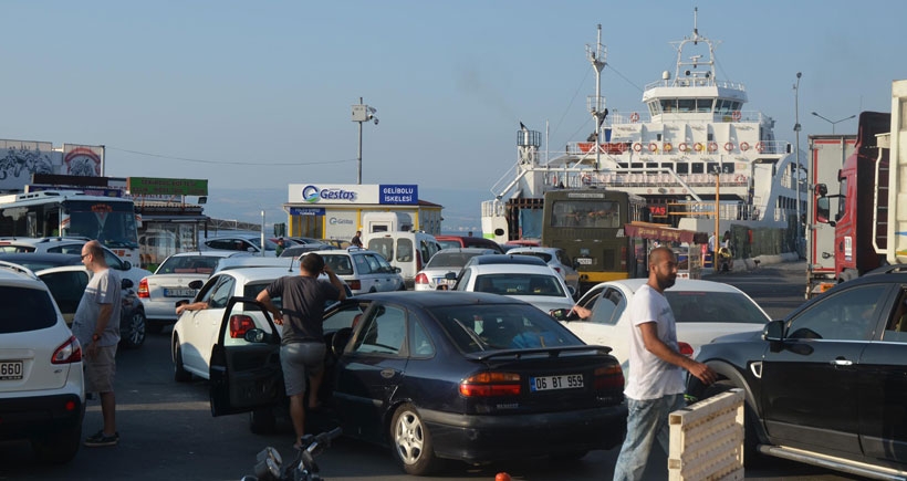 Bayram yolunda uzun kuyruklar ve ölümlü kazalar var