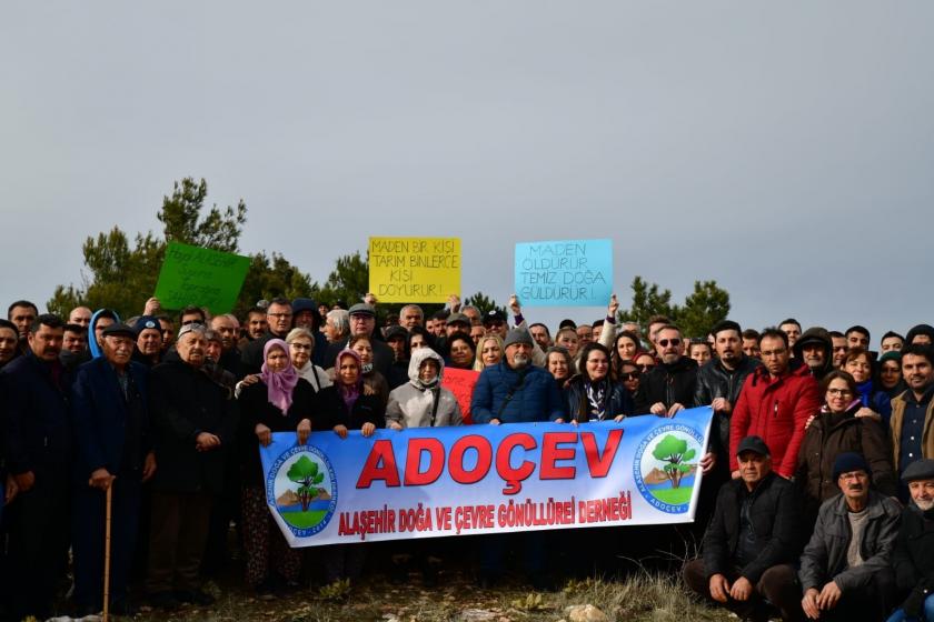 Alaşehir maden sahası protesto eylemine katılan insanlar.