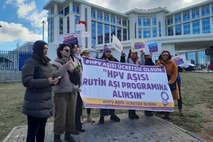 HPV aşısının rutin aşı programına alınması için basın açıklaması yapan kişilerin görüntüsü.