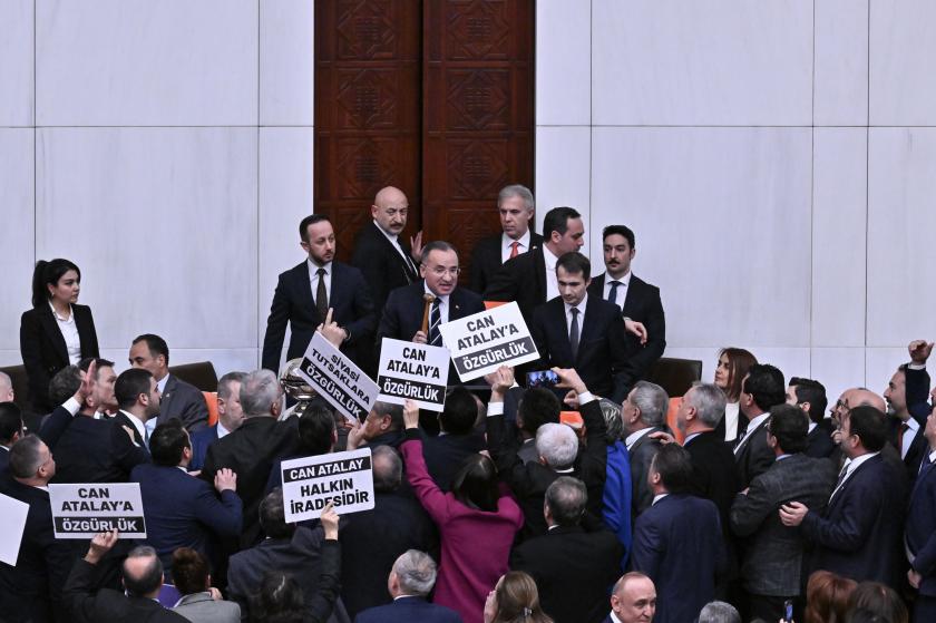 Bekir Bozdağ kararı okurken protesto