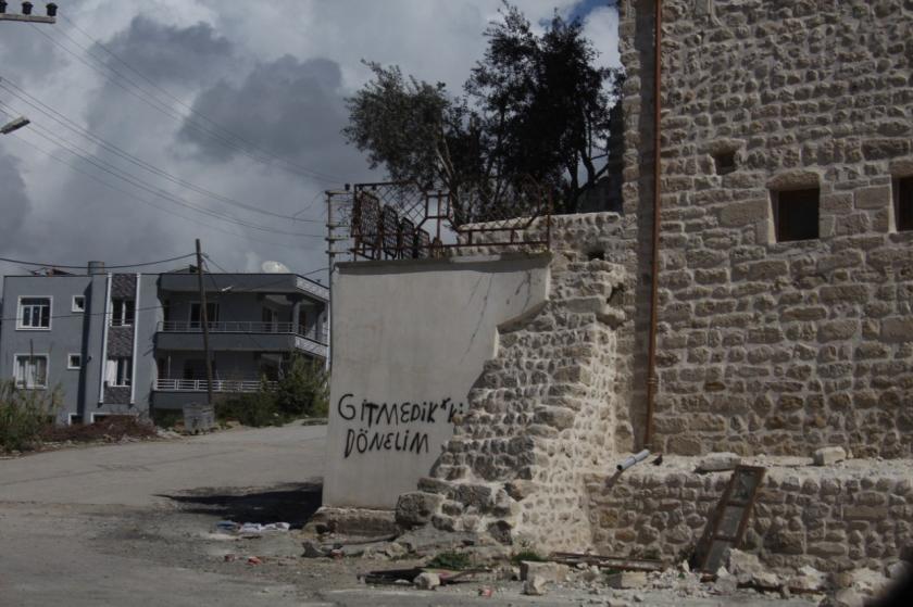 Hatay'da Gitmedik ki dönelim yazan duvar yazısı