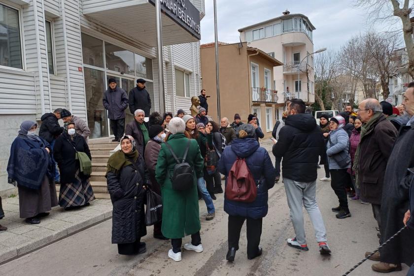 Adalar halkı belediye binası önünde