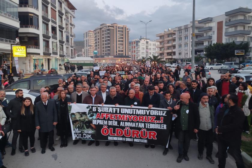 İskenderun’da depremin yıl dönümünde yürüyüş: Affetmeyeceğiz, hesap soracağız!