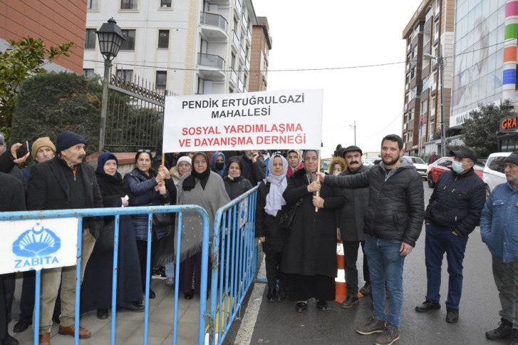 Pendik Belediyesi önünde bir araya gelen Ertuğrulgazi Mahallesi halkı 