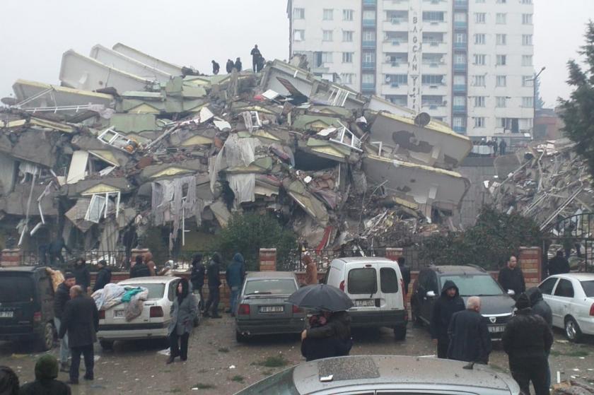 Maraş'ta depremde yıkılan bina