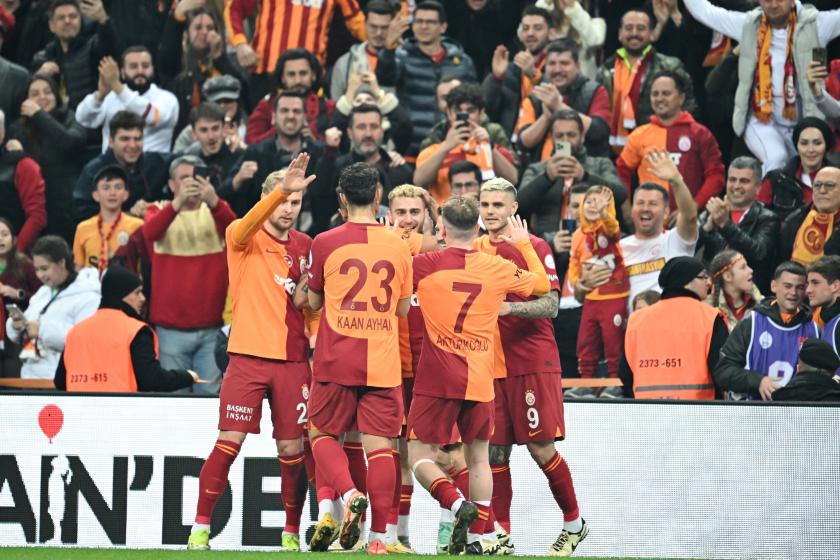 Galatasaray oyuncularının tribün önündeki gol sevinci