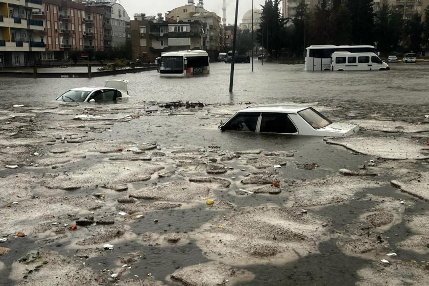 Su basan yollarda araçlar