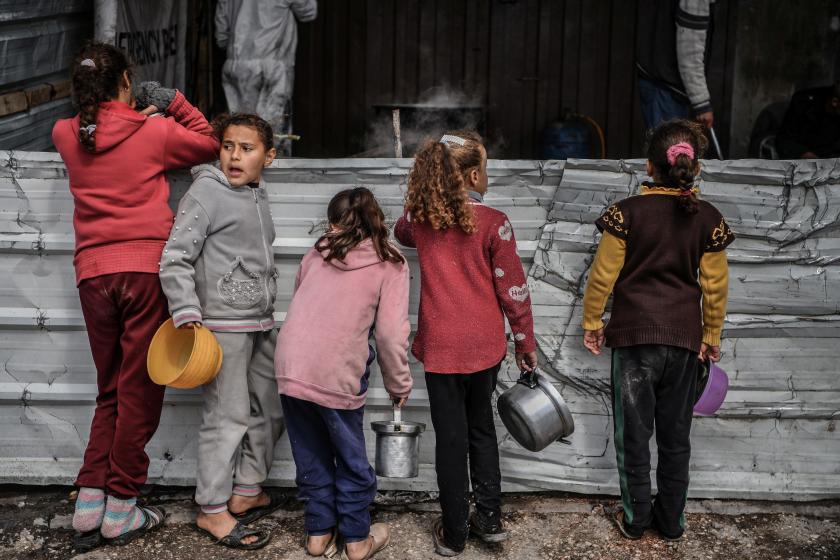 Gazze'de gıda yardımı bekleyen çocuklar