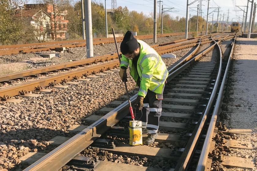 Raylar üzerinde bakım yapan işçi