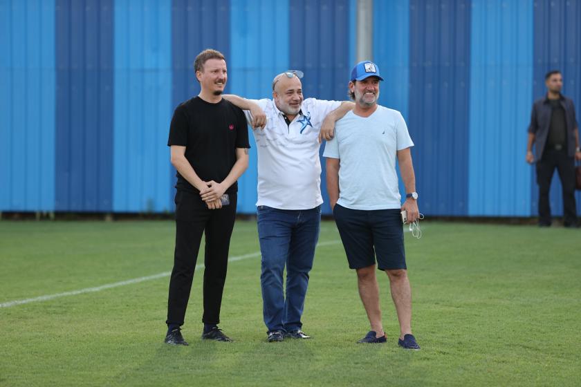 Murat Sancak, Metin Korkmaz ve bir kişinin daha yeşil çimlerde çekilmiş fotoğrafı