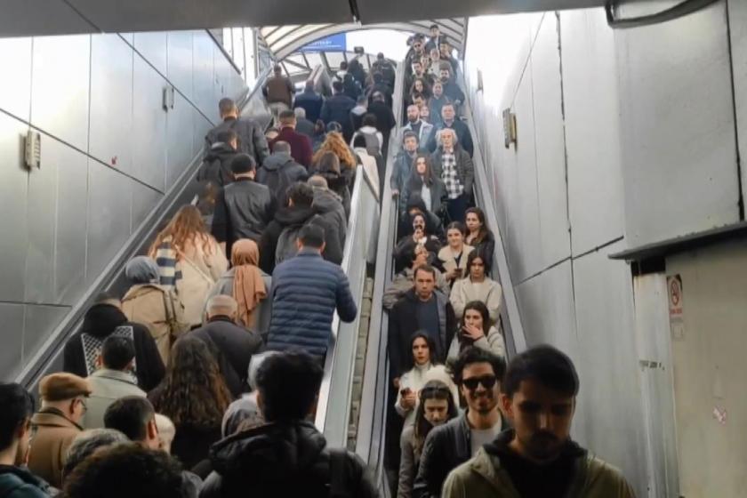 Metrobüs durağındaki yürüyen merdiven 