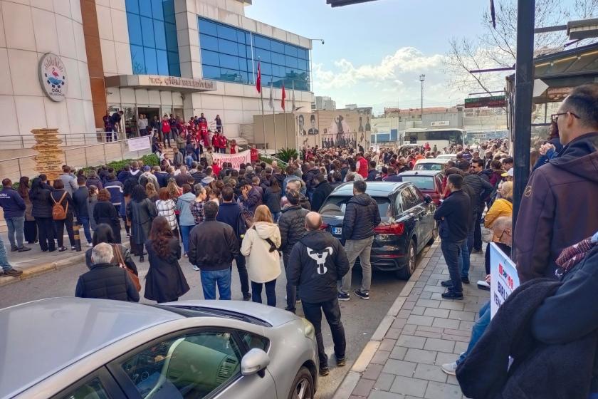 Çiğli Belediyesi işçileri ücretlerinin zamanında yatırılmasını istedi