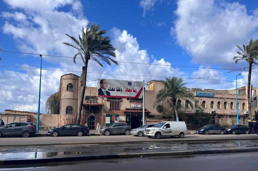 Mısır'da bir cadde, Sisi pankartı