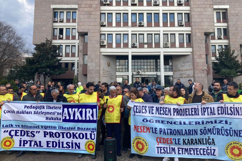 Eğitim Sen Bursa Şubesi üyeleri il milli eğitim müdürlüğü önünde çedes ve mesem e karşı basın açıklaması yaptı  