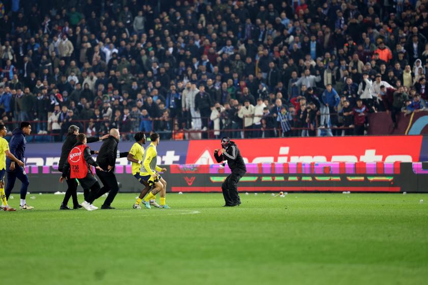 Trabzonspor-Fenerbahçe maçında sahaya giren taraftar