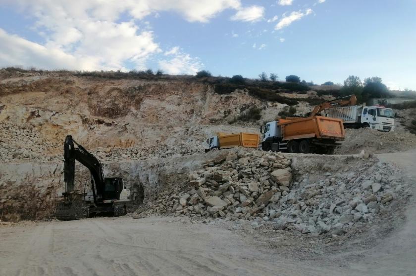 Foça'daki taş ocağı