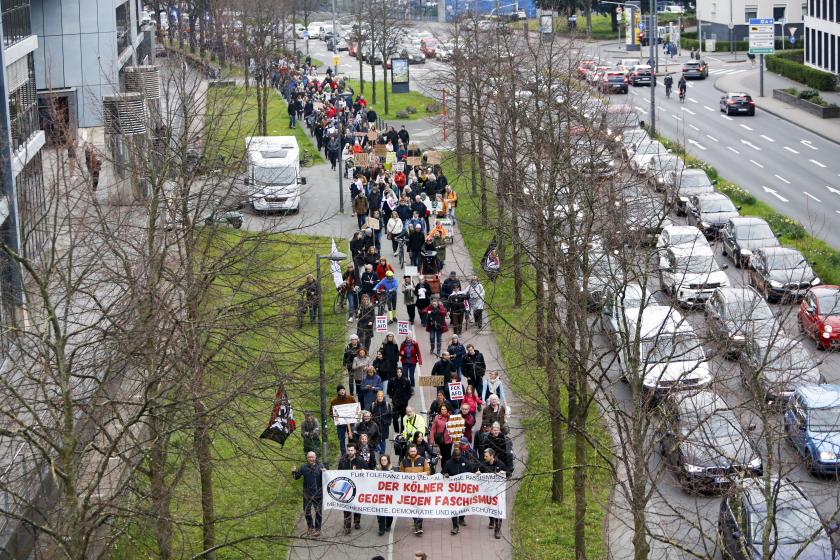 Almanya nın Köln şehrinde ırkçılık karşıtı yürüyüş düzenlendi