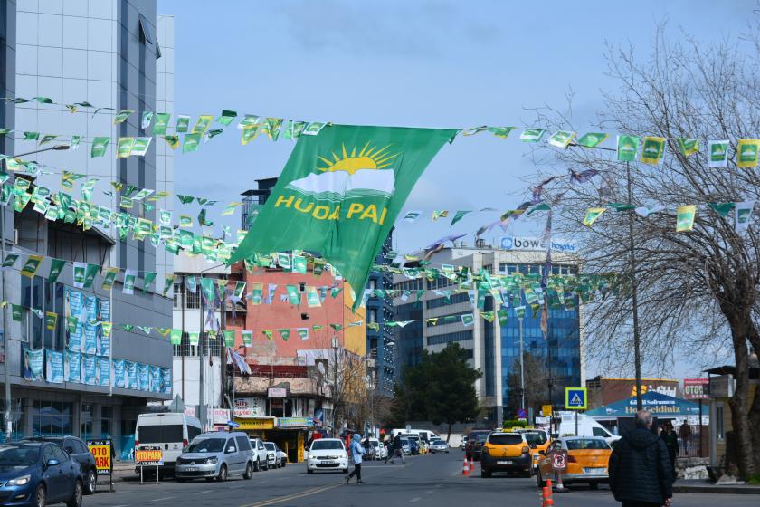 HÜDA-PAR'ın Diyarbakır'da kentin işlek yerine astığı parti bayrakları