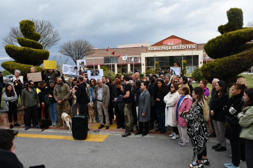 Kemalpaşa Belediyesi önünde yapılan protesto