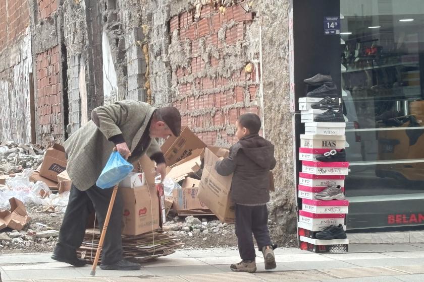 Elazığ'da karton toplayan bir yaşlı ve çocuk