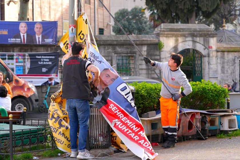 Pankart ve flamalar toplanırken