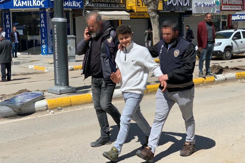 Muhammed Orhan'ın polisilerce götürülürken gülen fotoğrafı