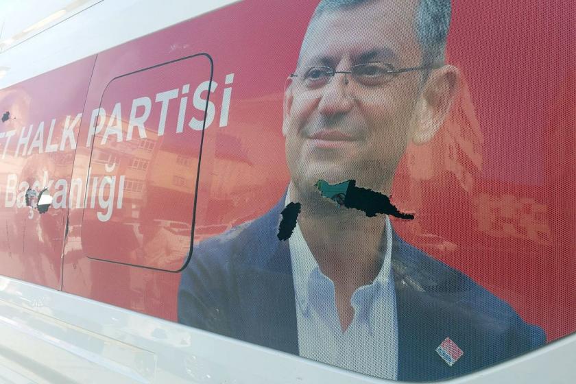 Saldırıya uğrayan CHP aracı.