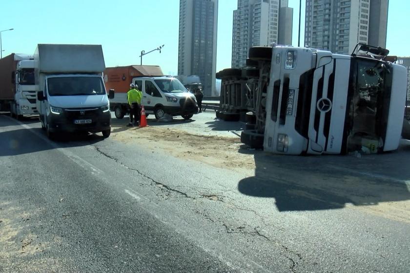 Mersin'de şarampole yuvarlanan tırda 2 kişi yaşamını yitirdi