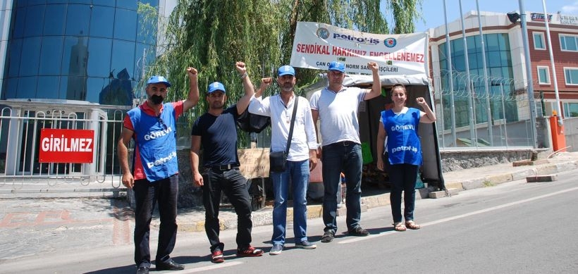 Patron önce darbetti sonra silahla tehdit etti