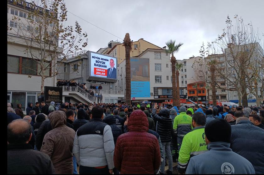 Denizli Büyükşehir Belediye Başkanı işçileri yağmur altında kaldı