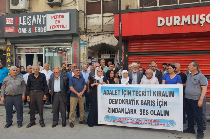 Adana'da tutuklu yakınları basın açıklaması düzenledi 