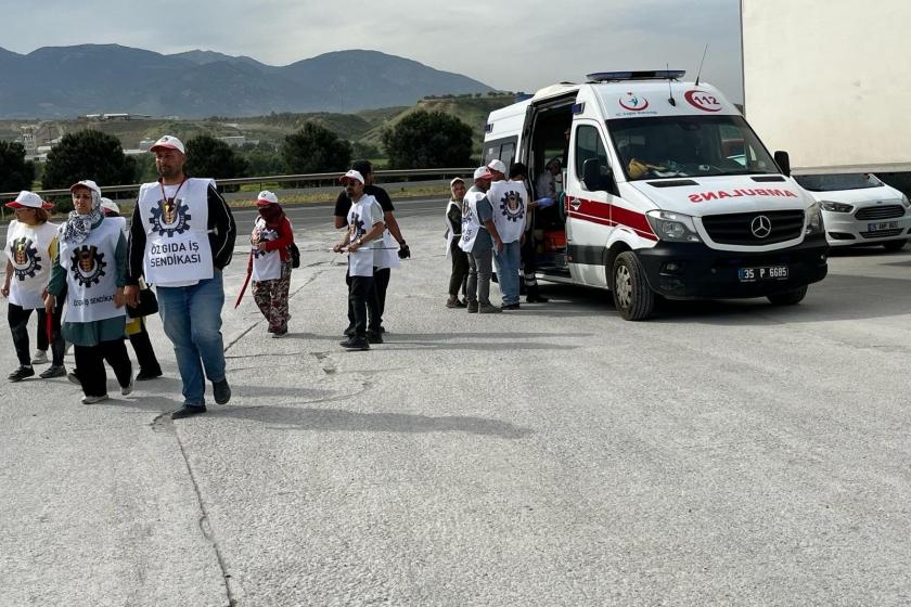 Müdahalenin ardından ambulansa kaldırılan işçiler.