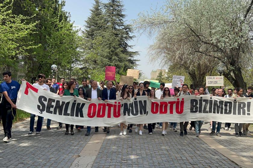 Rektörlüğün önünde eylem yapan ODTÜ öğrencileri