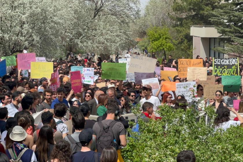 Rektörlüğün önünde eylem yapan ODTÜ öğrencileri