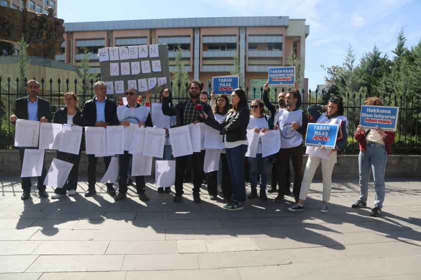 Özel Sektör Öğretmenleri Sendikası meb önünde açıklama yaparken 