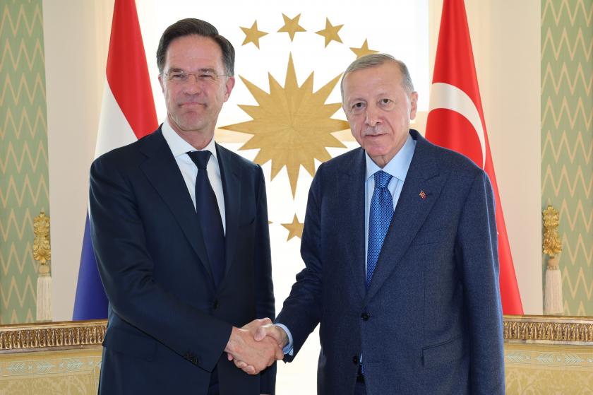 Mark Rutte (solda) Tayyip Erdoğan (sağda)