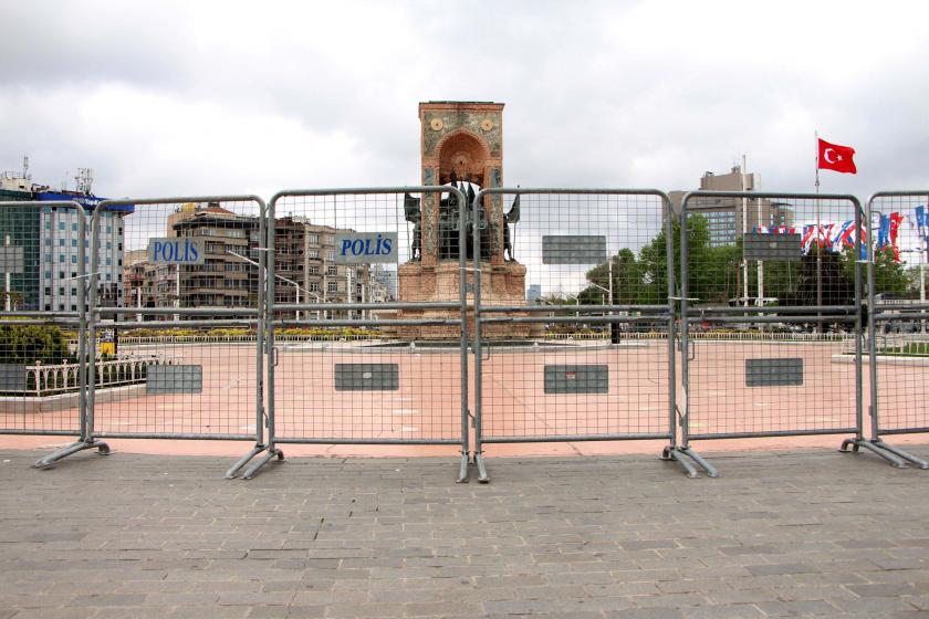 1 Mayıs öncesi Taksim Meydanı'na getirilen demir bariyerler