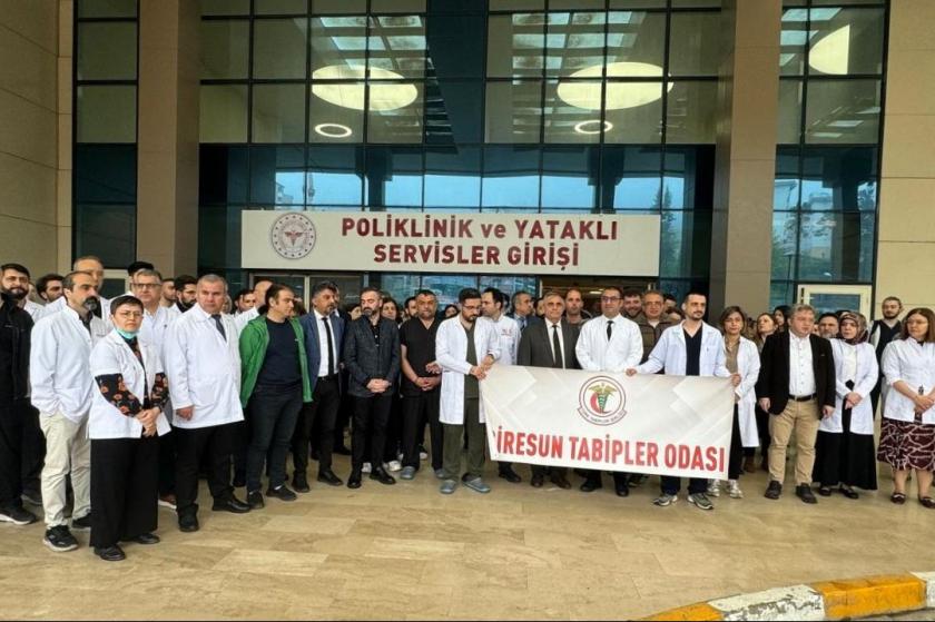 Giresun Üniversitesi Eğitim ve Araştırma Hastanesi'nde doktora yönelik saldırı protesto edilirken