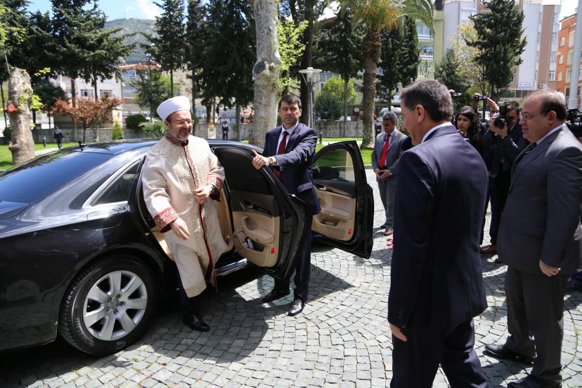 Diyanet İşleri Başkanı Ali Erbaş lüks aracından inerken