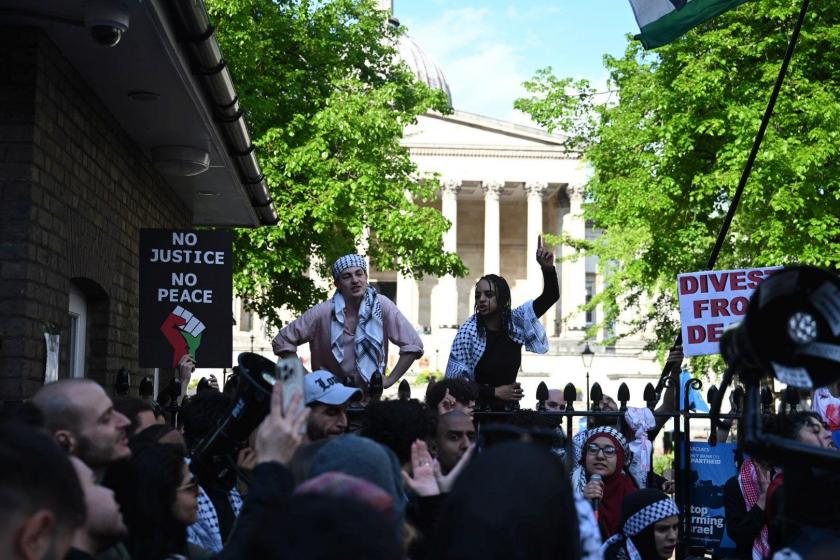 Londra'daki University College London önünde yapılan Filistin'le dayanışma eylemi 