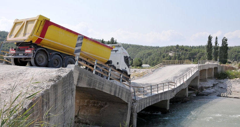 Yıkılmak üzere olan köprü yeniden açıldı