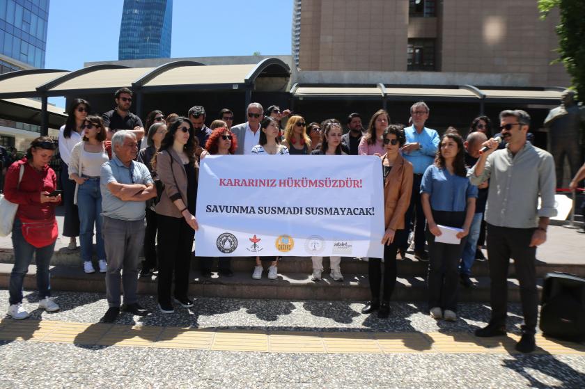 İzmir'de hukukçular açıklama yaptı