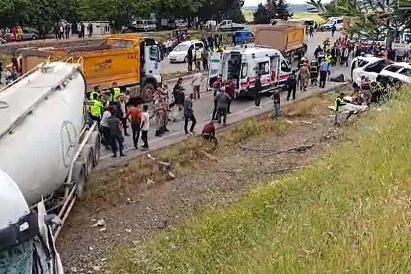 Antep'te beton mikseri ile çarpışan minibüs