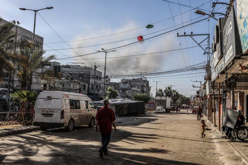 İsrail'in saldırdığı Refah kentinden bir cadde, binaların üzerinde dumanlar yükseliyor