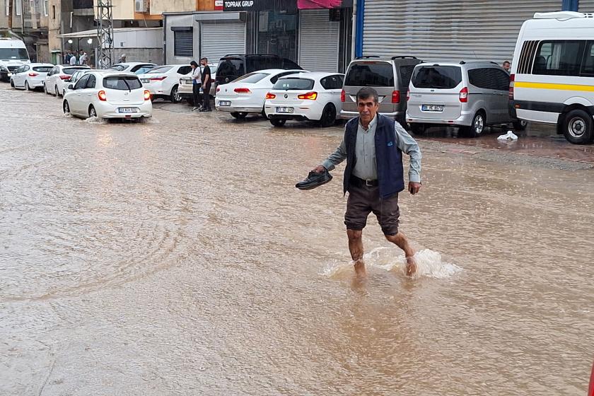 Adana'da sağanak sonrası yolları su bastı.