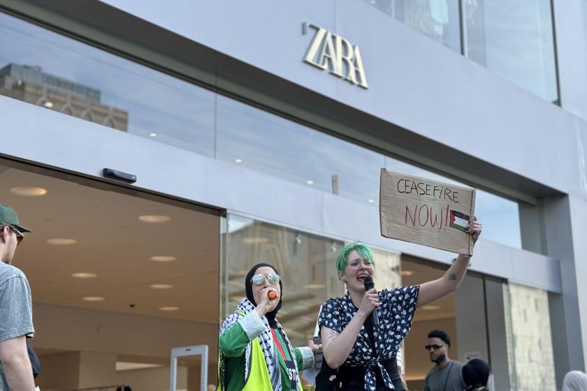 Zara'yı protesto eden eylemciler.