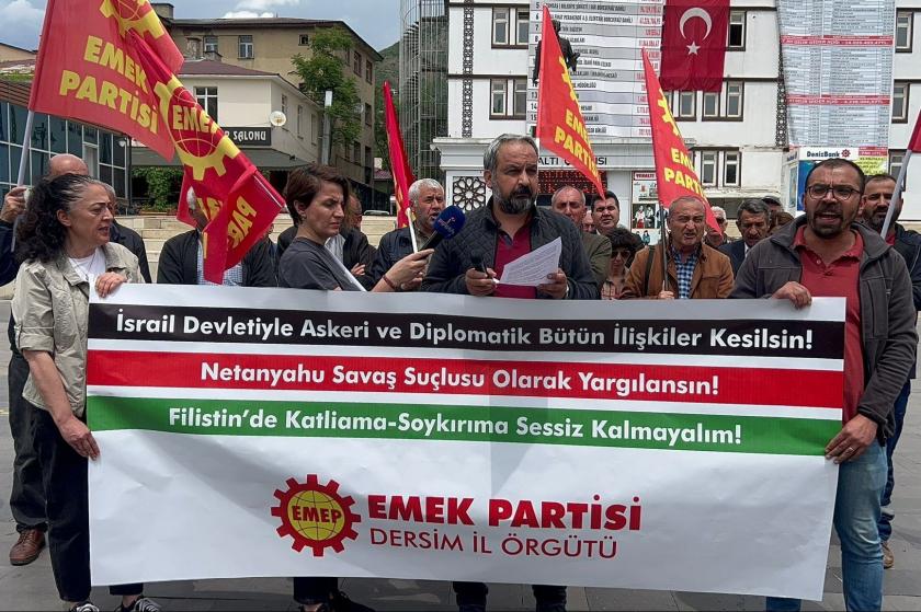 EMEP bayrakları ve pankartı taşıyan partililer