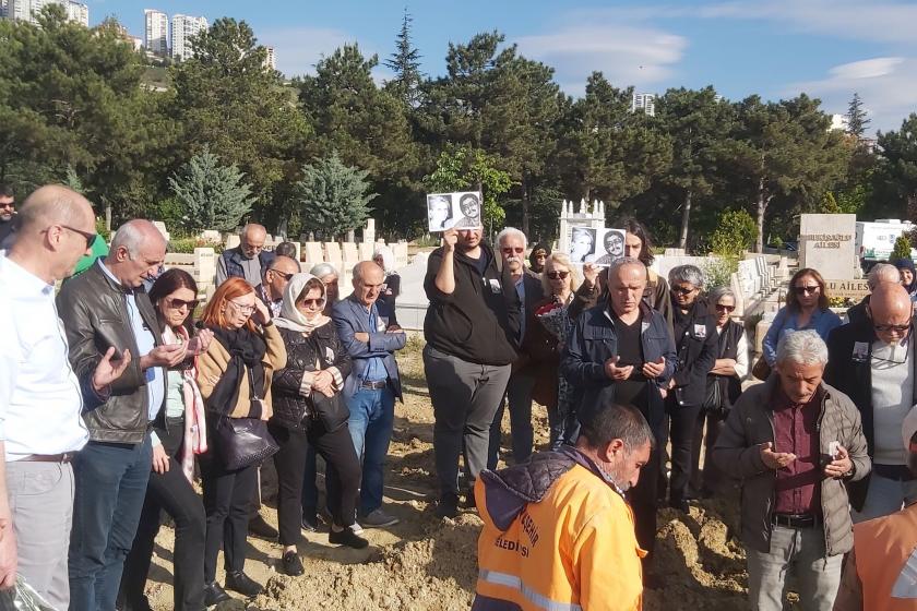 Sinan Suner’in, dün yaşamını yitiren annesi Nuran Uzun bugün Karşıyaka Mezarlığı’nda toprağa verildi. 